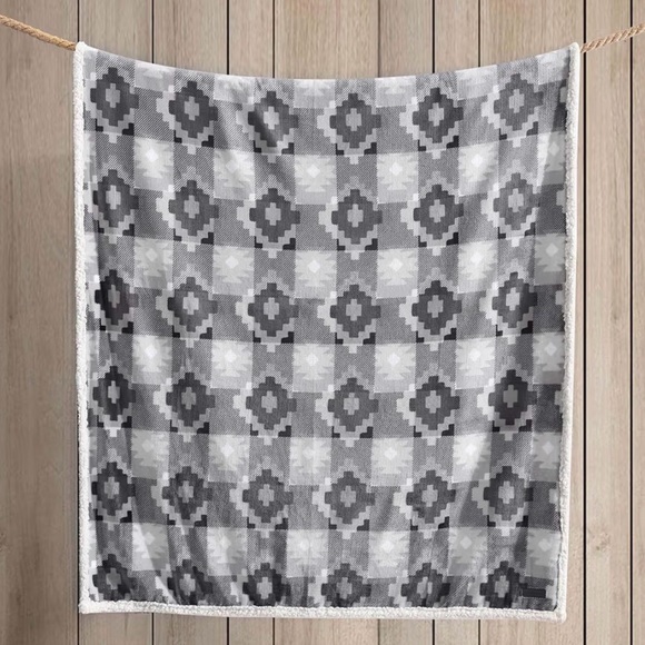 Eddie Bauer Gray White Sherpa Fleece Winter Throw Blanket 50 x 60 New - Picture 3 of 11